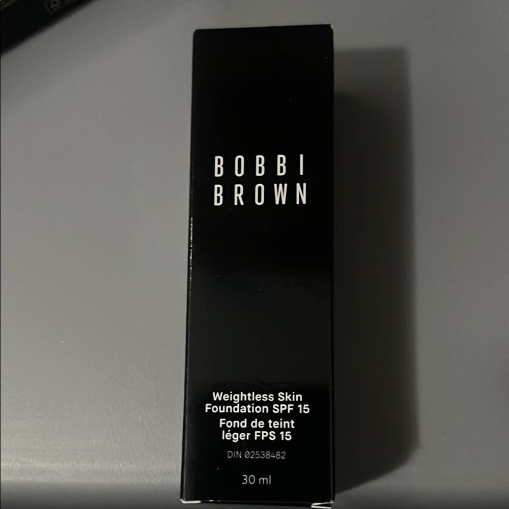 Bobbi Brown Weightless Skin Foundation SPF 15 in C-004 Alabaster